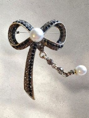 Rhinestone Bow Brooch with Pearls
